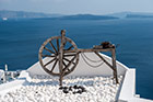 Santorini, Oia. Fragment ogrodu na dachu jednego z hoteli. - foto: wnieznane.pl