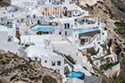 Santorini, Oia. Hotele z basenami z widokiem na kalderę. - foto: wnieznane.pl