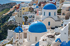 Santorini, Oia. Białe budynki i błękitne kopuły - z takim widokiem kojarzy nam się Santorini. - foto: wnieznane.pl