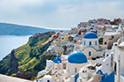Santorini, Oia. Błękitne kopuły kościołów to znak rozpoznawczy wyspy. - foto: wnieznane.pl