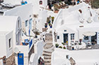 Santorini. Oia słynie z wykutych w skale hoteli w stylu cykladzkim. - foto: wnieznane.pl