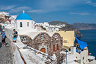 Santorini, Oia. Kościół w stylu santorińskim - zbudowany z kamienia wulkanicznego. Uwagę zwraca typowa błękitna kopuła. - foto: wnieznane.pl