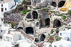 Santorini, Oia. Tutejsze domy, hotele i sklepy wykuwane są w skale. Tak wygląda ich budowa. - foto: wnieznane.pl
