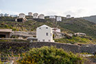 Santorini. Wiatraki mieszkalne w północnej części wyspy, niedaleko Oi. - foto: wnieznane.pl