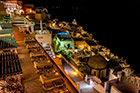 Santorini, Fira. Kaldera po zmroku prezentuje się bardzo efektownie. - foto: wnieznane.pl