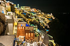 Santorini. Stolica wyspy, Fira, nocą prezentuje się wspaniale. - foto: wnieznane.pl
