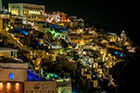 Santorini. Stolica wyspy, Fira, oświetlona nocą sprawia niesamowite wrażenie. - foto: wnieznane.pl