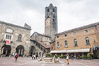 Bergamo. Główny plac Citta Alta - Piazza Vecchia z wieżą Companone, Fontanną Contarini i Palazzo della Ragione. - foto: wnieznane.pl Bergamo. Główny plac Citta Alta - Piazza Vecchia z wieżą Companone, Fontanną Contarini i Palazzo della Ragione. - foto: wnieznane.pl