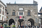 Bergamo. Główny plac Citta Alta - Piazza Vecchia z wieżą Companone, Fontanną Contarini i Palazzo della Ragione. - foto: wnieznane.pl