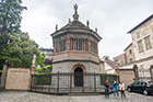 Bergamo. Piazza del Duomo i baptysterium w Citta Alta (Górnym Mieście). - foto: wnieznane.pl