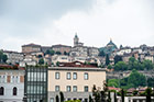 Bergamo. Widok z Dolnego Miasta na Citta Alta (Górne Miasto). - foto: wnieznane.pl