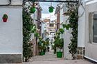 Andaluzja. Zabytkowe centrum Estepony przypomina typowe andaluzyjskie białe wioski. Mury zdobią donice z kwiatami. - foto: wnieznane.pl