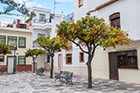Andaluzja. W zabytkowym centrum Estepony nie może zabraknąć drzewek pomarańczowych. - foto: wnieznane.pl