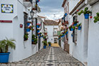 Andaluzja. Zabytkowe centrum Estepony przypomina typowe andaluzyjskie białe wioski. Mury zdobią donice z kwiatami. - foto: wnieznane.pl