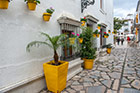 Andaluzja. Zabytkowe centrum Estepony przypomina typowe andaluzyjskie białe wioski. Mury zdobią donice z kwiatami. - foto: wnieznane.pl