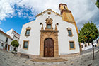 Andaluzja. Biały kościół w zabytkowym centrum Estepony. - foto: wnieznane.pl