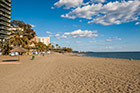 Andaluzja. Piaszczysta plaża w Marbelli. - foto: wnieznane.pl