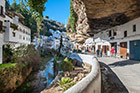 Setenil de las Bodegas. Charakterystyczne domy wykute w skale. - foto: wnieznane.pl