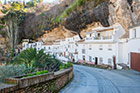Setenil de las Bodegas. Charakterystyczne domy wykute w skale. - foto: wnieznane.pl