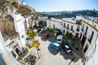 Setenil de las Bodegas. Placyk i domy przyklejone do skały w centrum miasteczka. - foto: wnieznane.pl