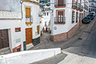 Setenil de las Bodegas. Wąski przejazd dla samochodów w centrum miasteczka. - foto: wnieznane.pl