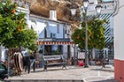 Setenil de las Bodegas. Malowniczy placyk z drzewkami pomarańczowymi. - foto: wnieznane.pl