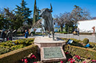 Ronda. Pomnik byka na Plaza de Toros. - foto: wnieznane.pl