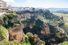 Ronda. Wspaniały widok z tarasu widokowy w ogrodach Alameda del Tajo na wąwóz El Tajo. - foto: wnieznane.pl