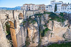 Ronda. Most Puente Nuevo, wąwóz El Tajo. Na górze budynek Convento de Santo Domingo. - foto: wnieznane.pl