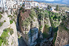 Ronda. Jasne ściany wąwozu El Tajo. - foto: wnieznane.pl