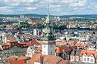 Brno. Panorama miasta z wieży katedralnej. Na pierwszym planie wieża Ratusza. - foto: wnieznane.pl