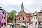 Wenecja, Burano. Jedyny kościół na wyspie - Chiesa di San Martino. - foto: wnieznane.pl