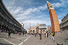 Wenecja. Najsłynniejszy wenecki plac, Piazza San Marco. Na wprost Basilica San Marco, z prawej - Campanile di San Marco. - foto: wnieznane.pl