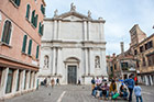 Wenecja. Wyróżniający się jasną fasadą kościół San Toma. - foto: wnieznane.pl