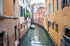Wenecja. Jeden z wielu malowniczych kanałów. - foto: wnieznane.pl
