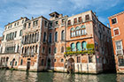 Wenecja. Typowa wenecka zabudowa wzdłuż Canal Grande. - foto: wnieznane.pl