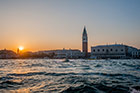 Wenecja. Zachód słońca w Wenecji. Z prawej Palazzo Ducale i Campanile di San Marco. - foto: wnieznane.pl