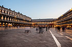 Wenecja. Piazza San Marco po zachodzie słońca. - foto: wnieznane.pl