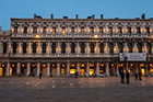 Wenecja. Piazza San Marco po zachodzie słońca. - foto: wnieznane.pl