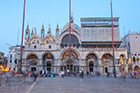 Wenecja. Basilica San Marco wieczorem jest słabo oświetlona. - foto: wnieznane.pl