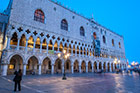 Wenecja. Palazzo Ducale wieczorową porą. - foto: wnieznane.pl