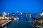Wenecja. Riva degli Schiavoni i wenecka laguna po zmroku. - foto: wnieznane.pl