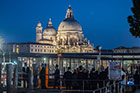 Wenecja. Przystań tramwajowa, w tle Basilica Santa Maria della Salute. - foto: wnieznane.pl
