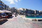 Gozo. Marsalforn. Na tutejszej promenadzie nie brakuje licznych knajpek i restauracji. - foto: wnieznane.pl Gozo. Marsalforn. Na tutejszej promenadzie nie brakuje licznych knajpek i restauracji. - foto: wnieznane.pl