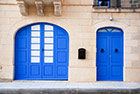 Gozo. Nadur. Silnie i pięknie kontrastujące drzwi na tle piaskowej fasady jednego z domów. - foto: wnieznane.pl