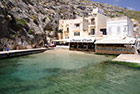 Gozo. Xlendi. Malowniczo umiejscowiona restauracja  z pięknymi widokiem na zatoczkę. - foto: wnieznane.pl