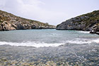Gozo. Mgarr Ix-Xini. Kamienista plaża w zatoczce Mgarr Ix-Xini. - foto: wnieznane.pl
