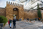 Kordoba. Mury miejskie i Puerta de Almodovar. - foto: wnieznane.pl
