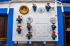 Kordoba. Donice z kwiatami na ścianach domów niedaleko Calleja de las Flores. - foto: wnieznane.pl