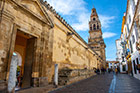 Kordoba. W okolicach katedry. W tle wieża katedralna. - foto: wnieznane.pl